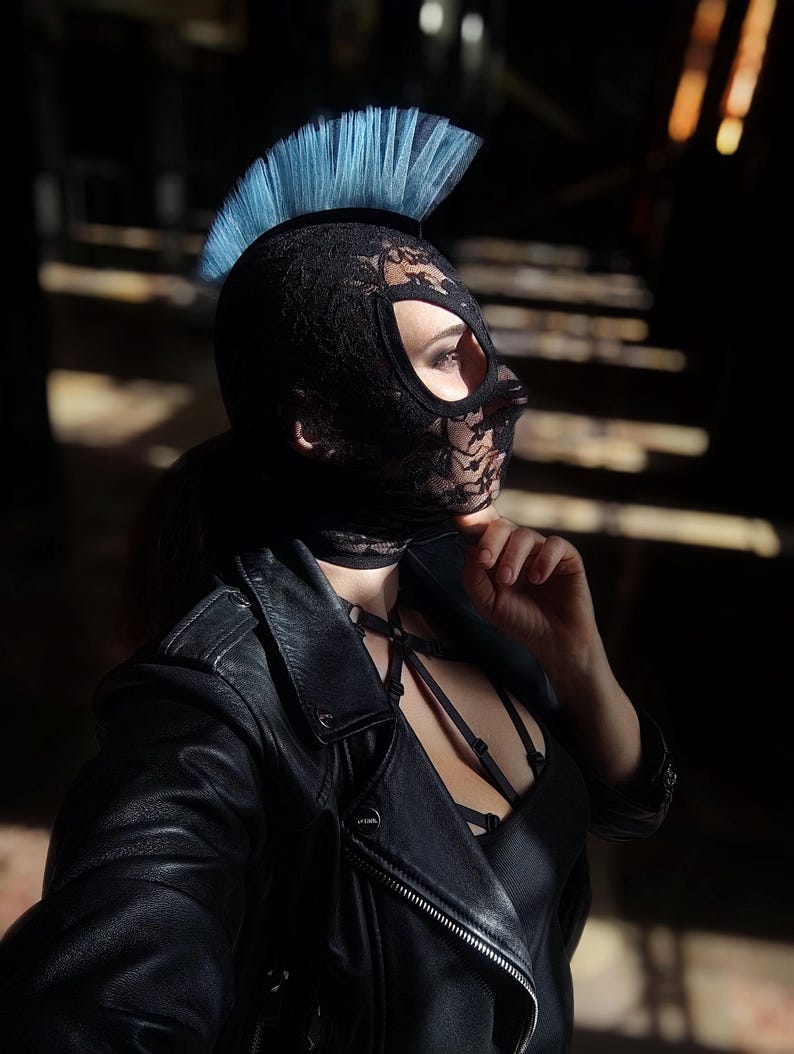 Gothic Punk Lace Full-Face Mask – Feather-Adorned Edgy Design